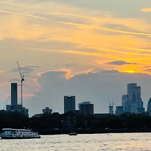 Riverside Premium Double Garden View E14 London